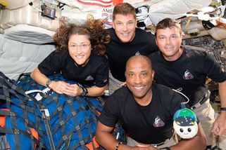 Nečekaná komplikace po návratu z vesmíru. Astronautka se po přistání učí znovu chodit