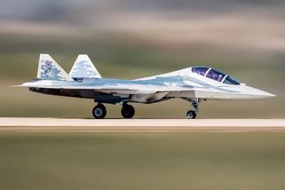 Rusko poprvé představilo dvoumístnou verzi stíhačky Su-57