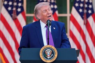 Trump investoval před cestou do Číny miliony dolarů do akcií Applu - Novinky