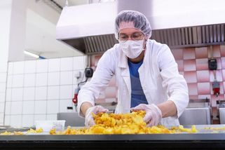 Jak se smaží brambůrky? Lukáš Hejlík si to vyzkoušel na vlastní kůži | Za gustem Lukáše Hejlíka