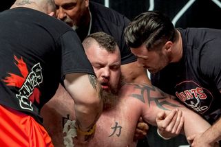Kopačka do obličeje a nejsilnější muž světa se zřítil k zemi. Varovali mě, přiznal