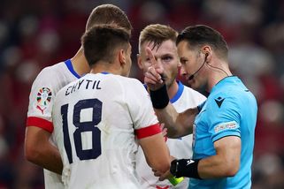 Rameno, nebo ruka? Co viděl VAR? Vyloučení Chytila brutálně ovlivnilo zápas - Sport.cz