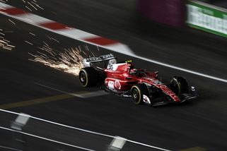 Sainz jako Stallone. A vyhnaní diváci z tribun, protože se ochrance ve Vegas nechtělo na přesčas - Sport.cz
