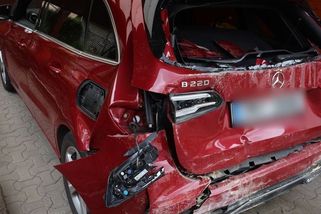 Opilý osmdesátiletý řidič mercedesu v Jeseníku při couvání vyvrátil zeď garáže - Novinky