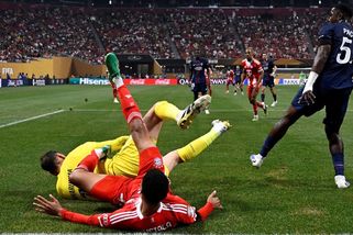 Vážné zranění Musialy vyvolalo emoce. Neuer se pustil do gólmana PSG - Sport.cz