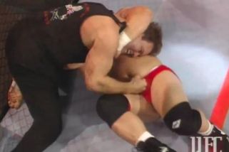 Jedno z nejšílenějších ukončení v historii UFC. Série ran do rozkroku rozhodla zápas