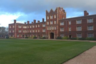 Bojí se, že se tam zradikalizují. Emiráty nechtějí posílat děti studovat do Británie - Novinky