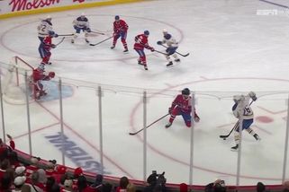 NHL | Dobeš přetáhl kapitána soupeře hokejkou, pak ale přišel rozvrat a střídání. Zvládne rozhodující střet? - Sport.cz