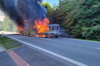 Autobus na Frýdecko-Místecku zcela shořel. Cestující utekli na poslední chvíli - Novinky