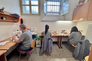 Za mřížemi přibývá starších lidí a žen. Přeplněné věznice netrápí jen Česko