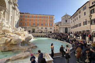 Turista předvedl šílený kousek u fontány di Trevi....