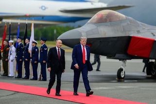 Trump a Putin dělají totéž. Vrhají se do šílené ak...