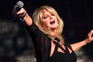 Zpěvačka Bonnie Tyler je po vážné operaci v umělém spánku - Novinky