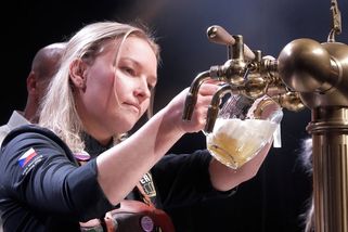 Kdo nejlépe čepuje plzeňské? Třiatřicetiletý výčepní od Kladna - Novinky