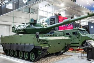 CSG představila v Bratislavě nový tank Karpat se 120mm kanonem. Váží polovinu Leopardu 2 a jezdí 70 km/h