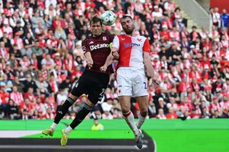 Nepoučitelný hrubián. Chorý udeřil Sörensena a dostal třetí červenou v sezoně | Livesport.cz
