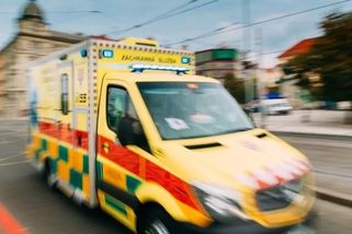 Řidiči se při pouštění sanitky často dopouštějí přestupku. Policie prozradila, jak situaci řeší