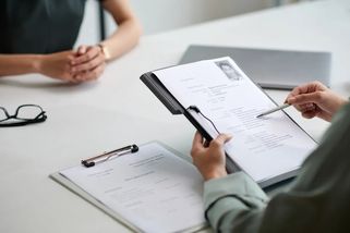 Firmy budou nuceny už brzy přidávat na mzdách. Podhodnocení zaměstnanci získají tisíce navíc