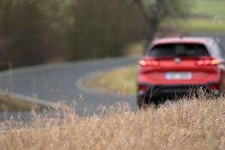 Pestřejší výběr motorů najdete jen stěží. Rodinný kombík potěší i jízdou, sráží ho jen detaily | Autosalon TV Prima