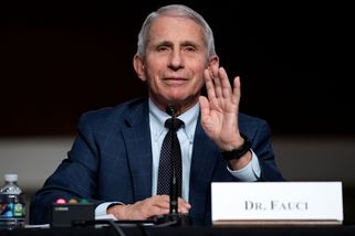 Z hrdiny s medailí se stal zlosyn. Doktor Fauci je pro republikány boxovacím pytlem