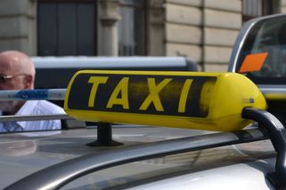 Taxikář zachránil ženě statisíce korun, na podvodníky zavolal policii - Novinky