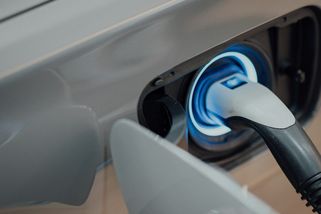 Mýtus o slabé síti padl: Nepřítelem elektromobilů je hromadné nabíjení najednou