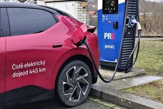 Slabá síť není hlavní problém. Elektromobilům škodí hlavně hromadné nabíjení ve stejnou dobu