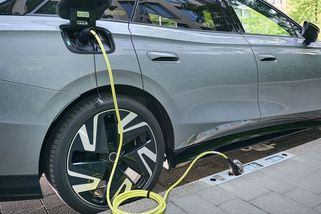 Města hledají nový způsob nabíjení elektromobilů. Nabíječky schovávají do obrubníků