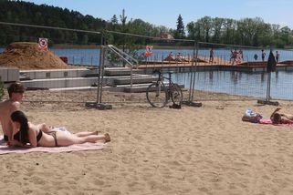 Přišla vedra a lidé obsadili i přes zákaz nová mola na plzeňském Boleváku - Novinky