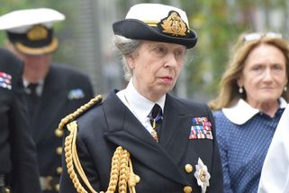 Příslušnice britského námořnictva dostanou nová saka. Kvůli nevhodně umístěným dvěma horním knoflíkům - Novinky