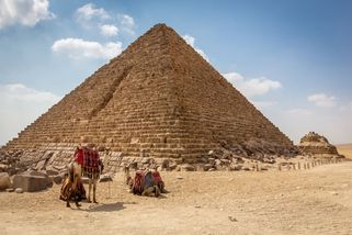 Nová teorie o stavbě pyramid v Gíze: Spirálové rampy dokonale pasují do tvaru budovy