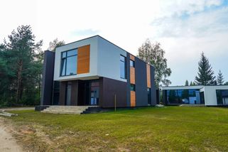 Mladé rodině postavili dům za 4 dny. Stavba stála třetinu a nemáte šanci poznat rozdíl