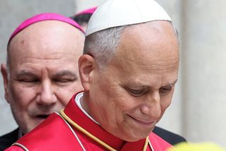 „Pomohlo by, kdybych řekl, že jsem papež?“ Lev XIV. nepochodil na zákaznické lince banky - Novinky