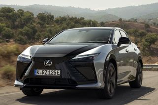 Jezdí rychleji, dojede dál a řídí se jako žádné jiné auto. Vylepšený Lexus RZ přiváží přelomovou novinku - Garáž.cz