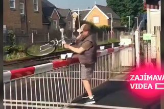 Naštvaný cyklista přelezl závory. Vlak mu projel těsně před nosem | Zajímavá videa