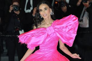 Paže má jako klacky a vypadá, že má poškozené nervy v obličeji: Demi Moore v obrovské róbě vzbudila obavy i výsměch - Super.cz
