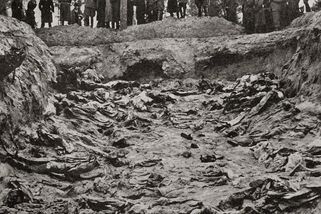 Na šíření sovětské lži o masakru v Katyni se podíleli i spojenci, řekl historik Bydoń - Novinky