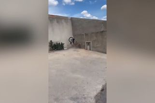 Cyklista vs. zeď. Blázen na kole okusil, jaká je srážka s betonem | Darwinovy ceny