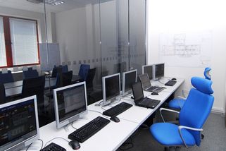 Firmy žádají dovednosti. Nechtějí absolventy, ale ani lidi nad 50
