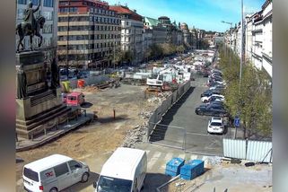 Časosběrné video zachycuje návrat kolejí k soše svatého Václava v Praze - Novinky