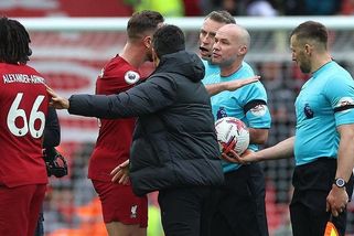 Skandál v Anglii! Rozhodčímu hrozí trest za úder loktem do obličeje hvězdy Liverpoolu - Sport.cz