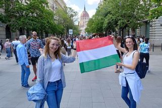„Konečně jsme se zbavili Orbána.“ Desetitisíce Maďarů v Budapešti slaví nástup nového premiéra - Novinky