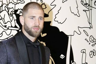 Žádná vila, žádný luxus. Procházka žije v chatě u přehrady, na stěnách visí katany a řídí se kodexem samuraje