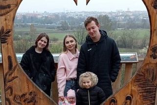 Dětský domov? Nikdy. Matěj se stal náhradním tátou svých sester