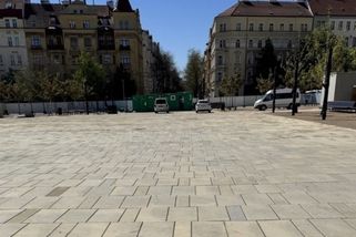 prahain.cz/zivot-ve-meste/vypada-jako-parkoviste-lidem-vadi-dlazba-na-namesti-jiriho-z-podebrad-27356.html