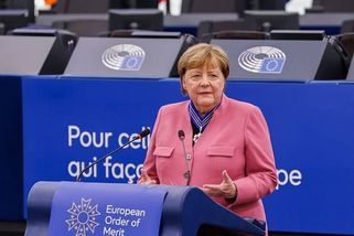 Evropská královna Angela Merkelová dostala řád. U2 nepřišli