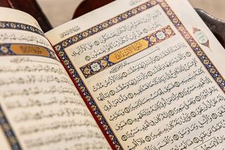 Zasedání rady v Birminghamu začalo muslimskou modlitbou. Při ceremonii zazněly také verše z Koránu - Echo24.cz
