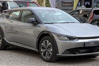 Taxikář najel elektromobilem 300 000 km a spočítal, kolik ušetřil oproti dieselu. Čísla za servis i provoz mluví jasně