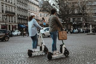 Elektrokoloběžky v ČR jezdí i 80 km/h. Policie je bezradná