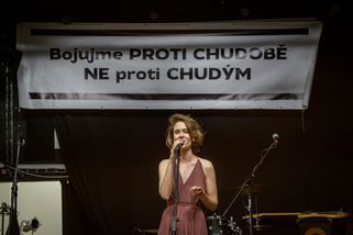 „O chudobě nerozhoduje vaše práce, ale jestli jste zdědili byt,“ upozorňuje Barbora Bírová